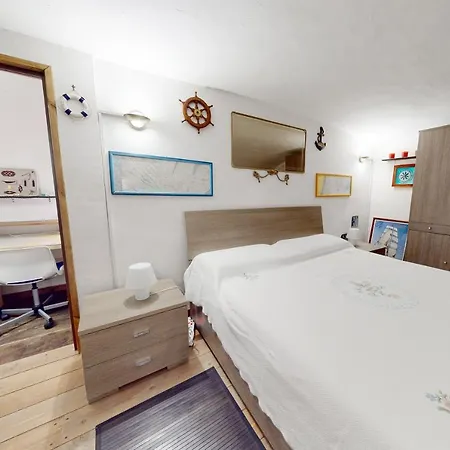 Domus Manu Apartment *